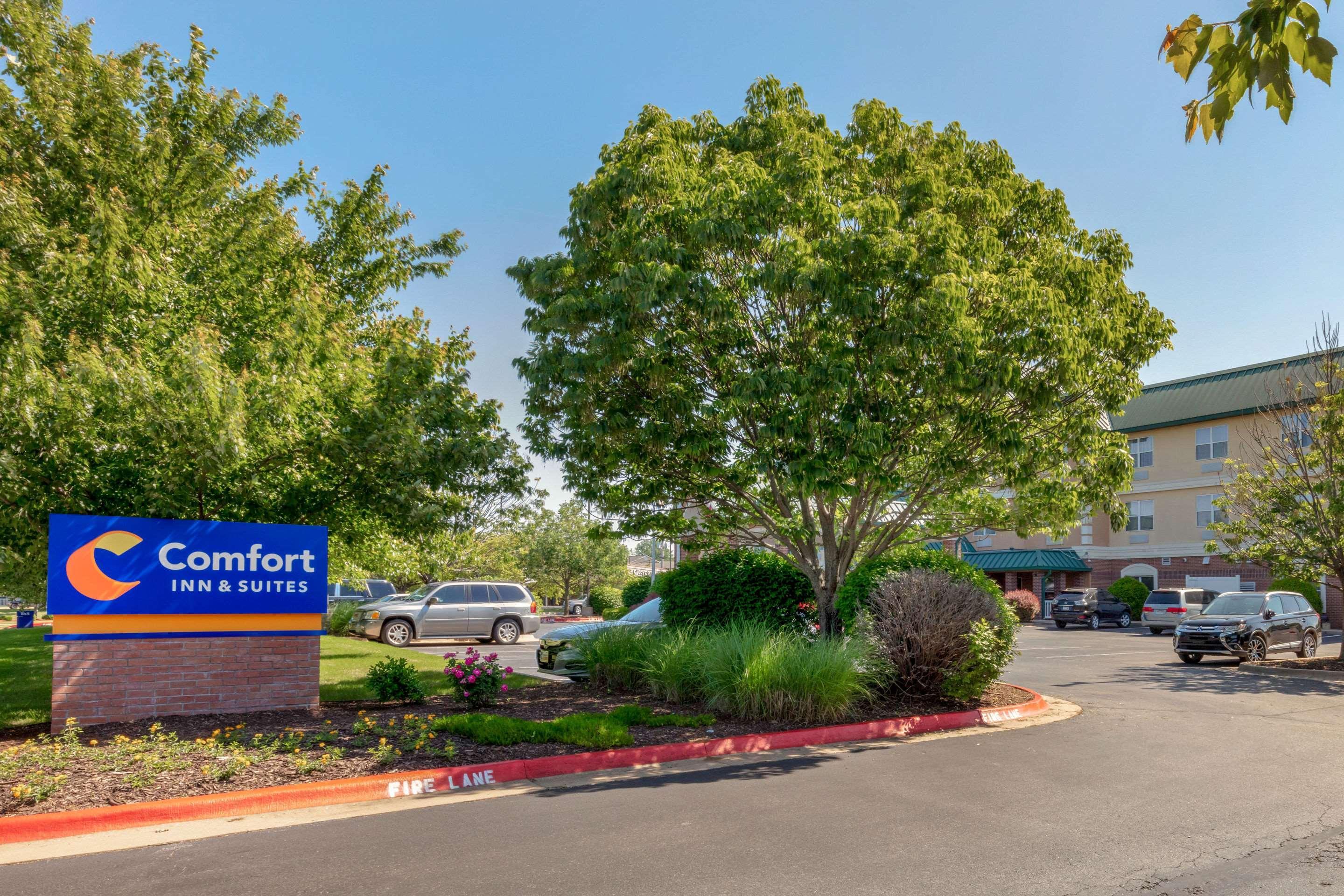 Comfort Inn & Suites Fayetteville-University Area Exterior foto